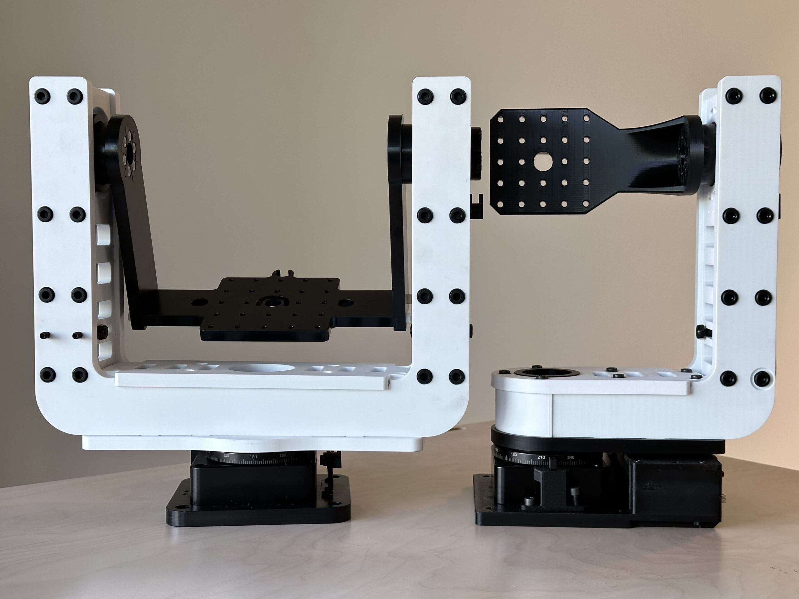 DUO3 and UNO3 antenna positioners from mmWaveTest